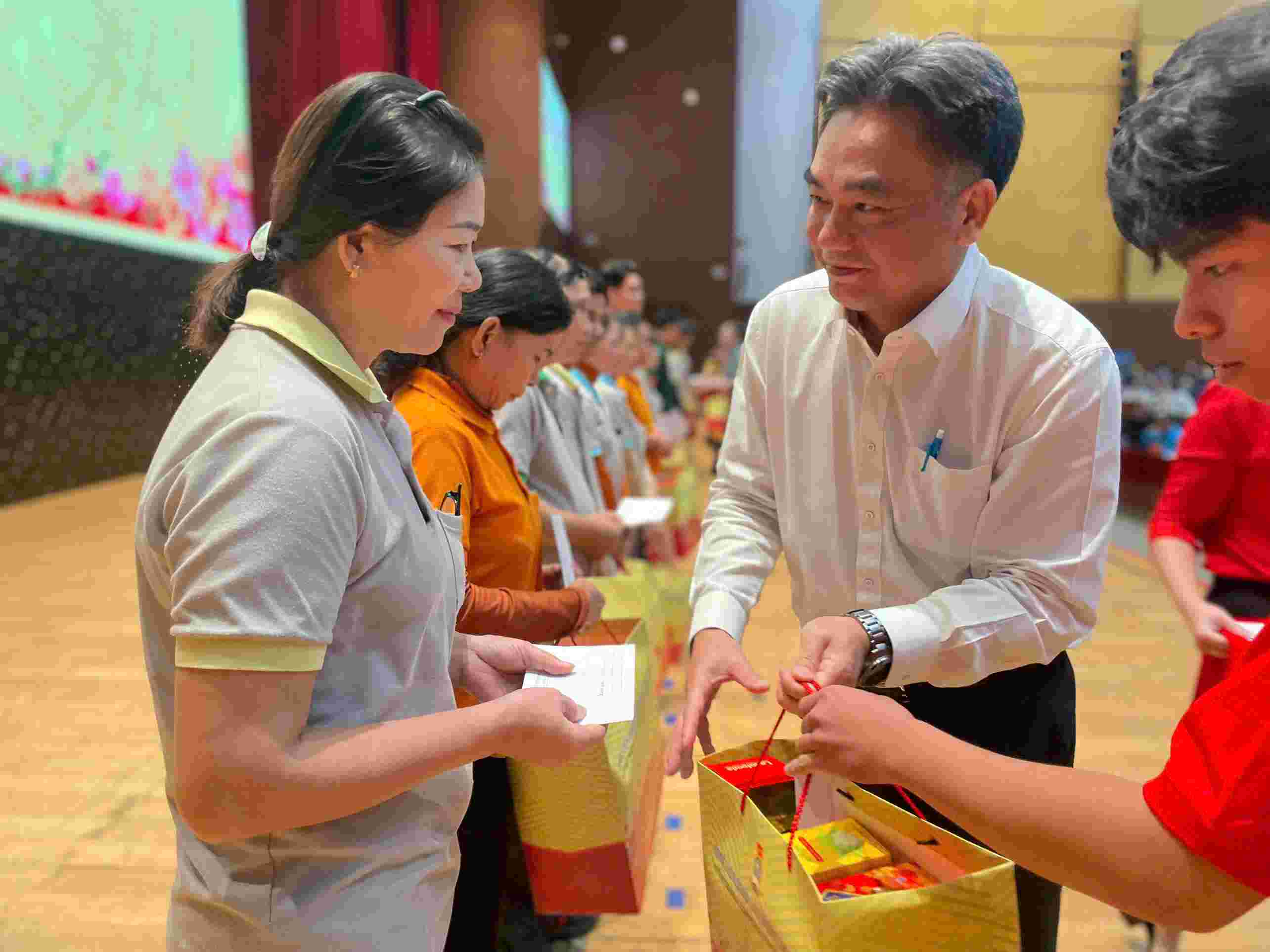 Ông Nguyễn Lộc Hà - Phó Bí thư Tỉnh ủy, Phó Chủ tịch UBND tỉnh Bình Dương trao quà cho người khó khăn. Ảnh: Đình Trọng