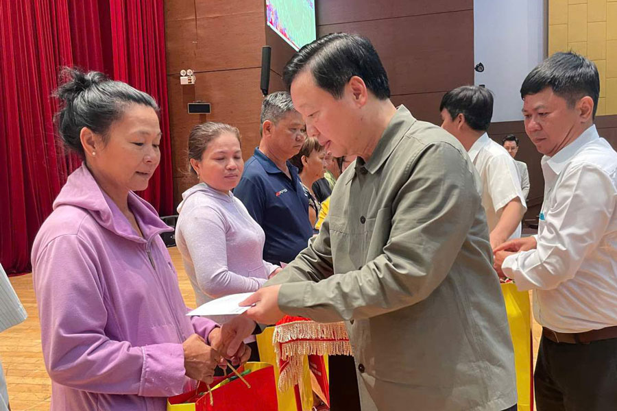 Deputy Prime Minister Tran Hong Ha presents Tet gifts to households and workers in Binh Duong. Photo: Dinh Trong