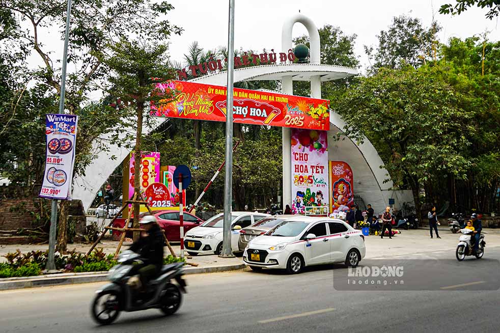 Ngay 10.1, theo ghi nhan cua Lao Dong, nhieu nhom cong nhan duoc bo tri thuc hien cai tao khu vuc via he, trong hoa va cay xanh quanh Cong vien Tuoi tre Thu do.