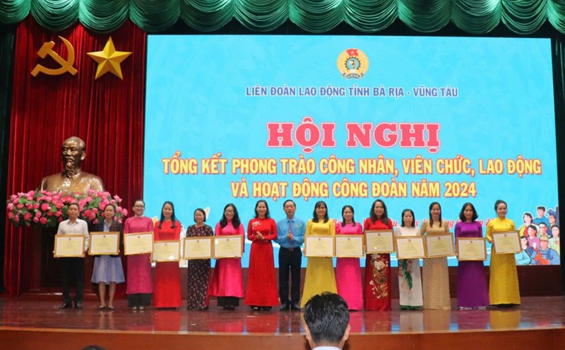 Rewarding collectives and individuals with outstanding achievements in Trade Union activities, especially in taking care of union members and workers. Photo: Thanh An