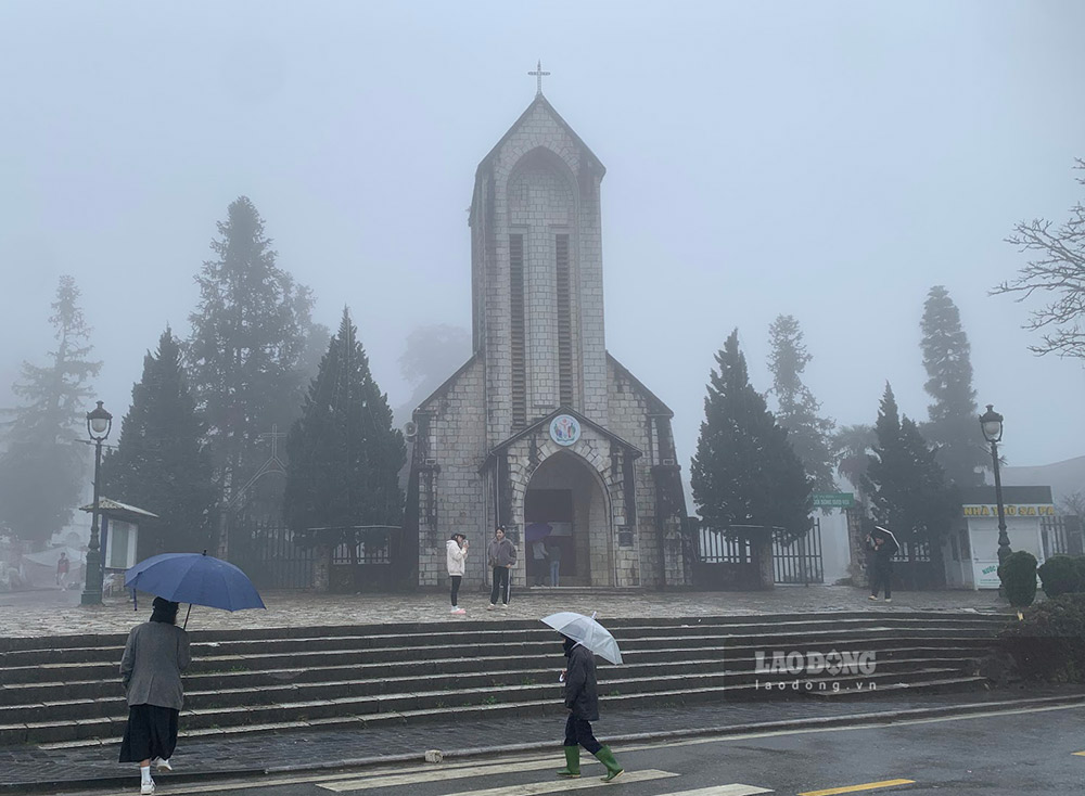 Lao Cai residents proactively avoid the cold as cold air intensifies. Photo: Dinh Dai