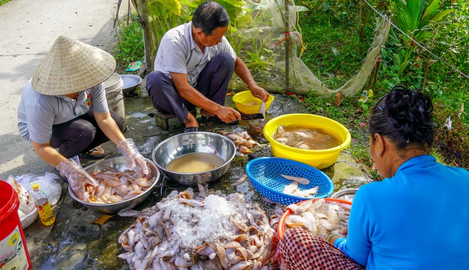 Mot ho lam nghe ca kho o cua bien Tran De cho biet nguoi dan xu bien lam ca kho quanh nam, nhung tap trung nhieu vao vu Tet do suc tieu thu manh lai duoc gia nho do thu nhap cua ba con cung duoc cai thien. 