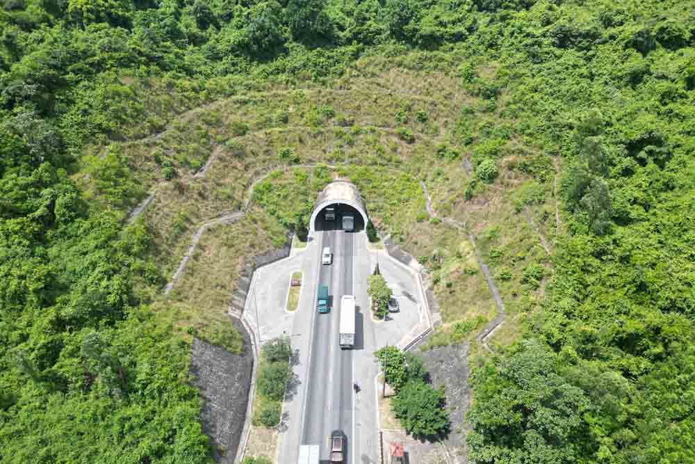 In the coming days, the contractor will construct another Deo Ngang tunnel near the current tunnel. Photo: Vu Tuan.