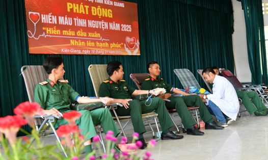 Cán bộ, chiến sĩ tham gia hiến máu tình nguyện. Ảnh: Phương Vũ