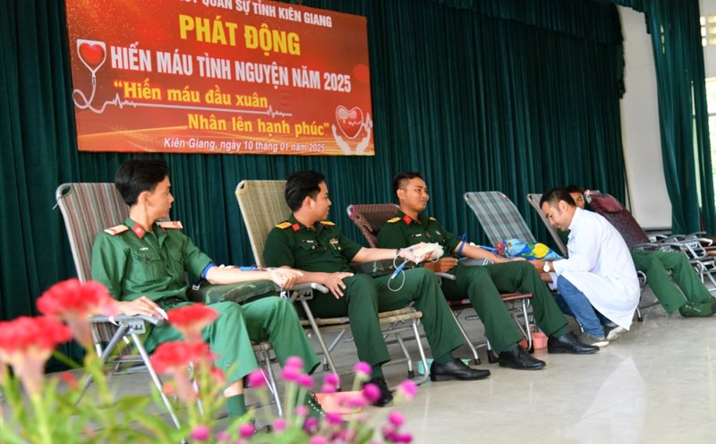 Officers and soldiers participate in voluntary blood donation. Photo: Phuong Vu