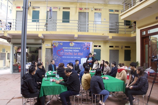 Workers at the boarding house in Quang Chau ward, Viet Yen town, Bac Giang province attended the program "Tet not far from home" to celebrate the year of the Rat 2024 organized by the Viet Yen Town Labor Federation. Photo: Bao Han