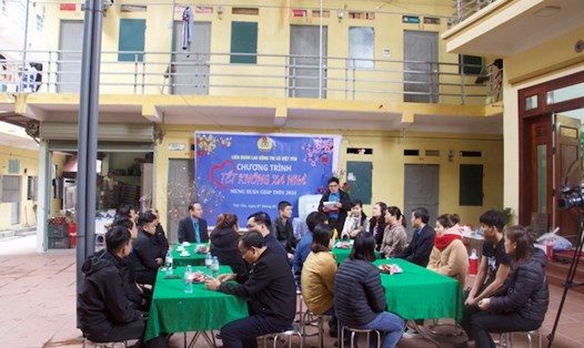 Công nhân khu trọ thuộc phường Quang Châu, thị xã Việt Yên, tỉnh Bắc Giang dự Chương trình “Tết không xa nhà” mừng xuân Giáp Tý 2024 do Liên đoàn Lao động thị xã Việt Yên Việt Yên tổ chức. Ảnh: Bảo Hân