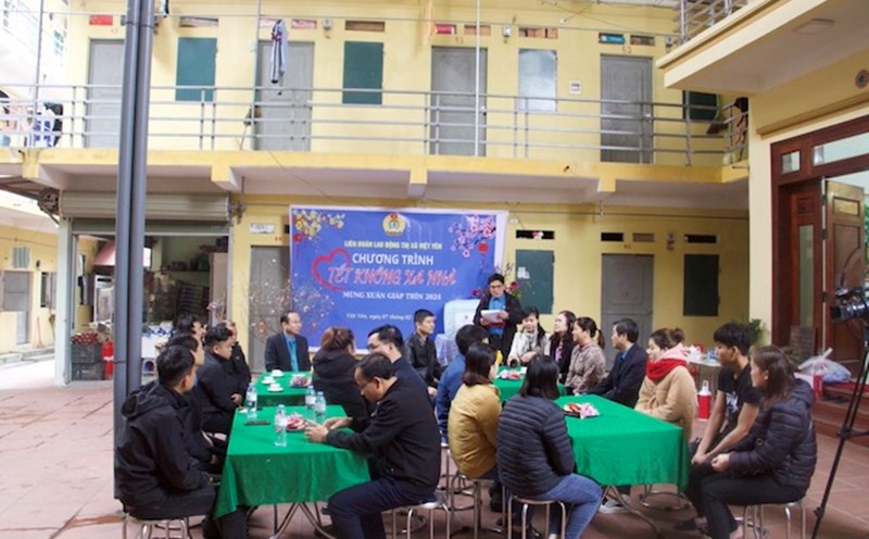 Workers at the boarding house in Quang Chau ward, Viet Yen town, Bac Giang province attended the program "Tet not far from home" to celebrate the year of the Rat 2024 organized by the Viet Yen Town Labor Federation. Photo: Bao Han