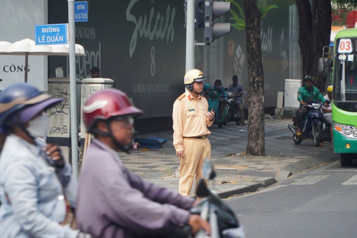 Lực lượng CSGT có mặt ở nút giao Lê Duẩn - Hai Bà Trung để điều tiết giao thông. Ảnh: Nguyên Chân