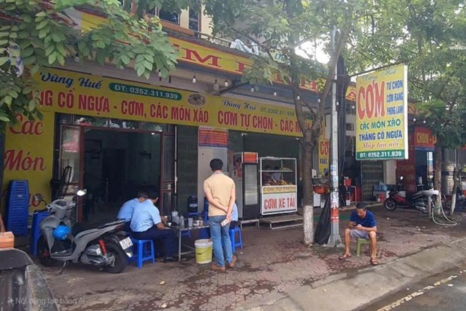 Lao Cai authorities fined a restaurant for unusually increasing prices during the flood season in Bao Thang district. Photo: Nguyen Hai