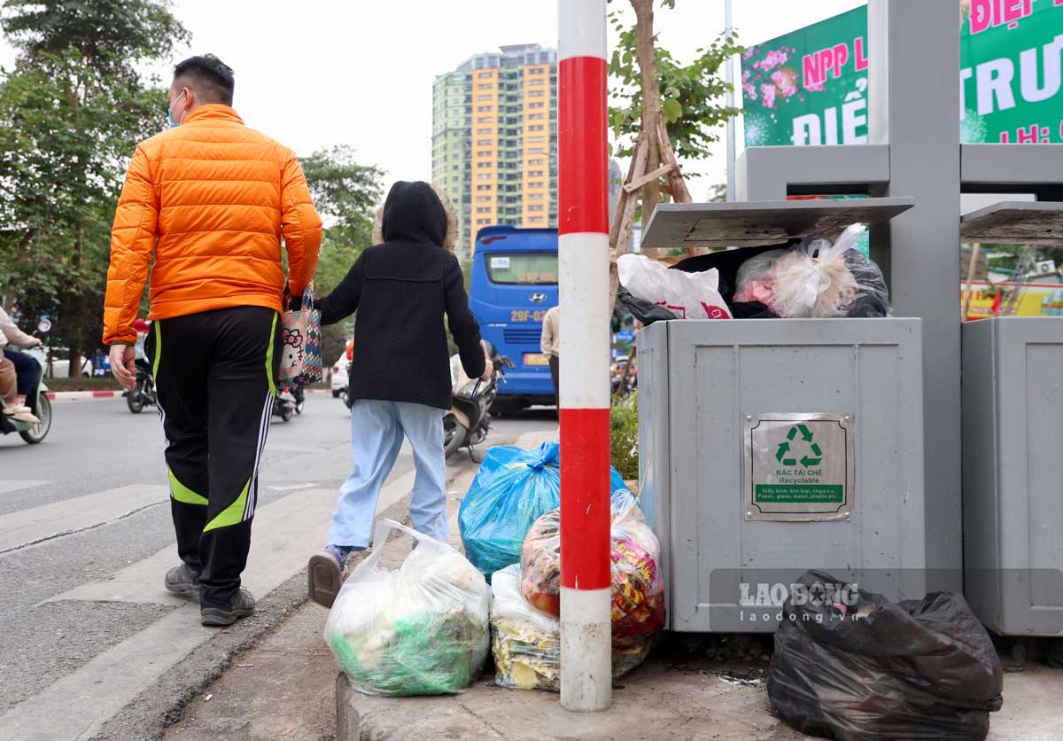 Cach do khong xa, mot thung rac cong nghe tren duong Nguyen Chi Thanh cung bi vut day rac thai ben ngoai. Anh Quoc Hung (Dong Da, Ha Noi) to ra ngan ngam voi tinh trang nay boi thung rac phan loai “co cung nhu khong“.