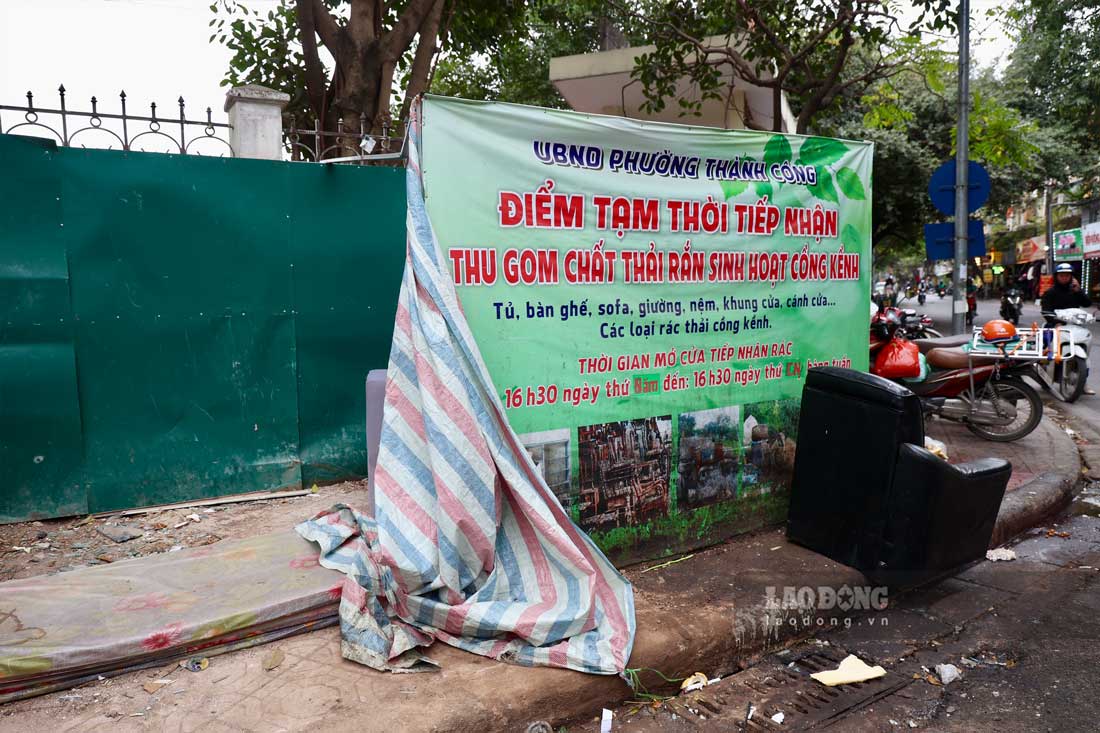 Ngoai viec dam bao co so vat chat, y thuc cua nguoi dan la mot yeu to rat quan trong de quyet dinh viec thanh, bai cua cac quy dinh, thi diem phan loai rac thai. Ghi nhan tai mot diem thu gom chat thai ran tren dia ban quan Ba Dinh, thay vi de rac cong kenh vao dung noi chua rac, nguoi dan da bo no ngay ben ngoai bien tiep nhan rac.