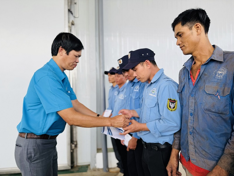 Mr. Le Van Thanh - Chairman of Dak Lak Provincial Labor Federation visited and gave gifts to workers. Photo: Bao Trung