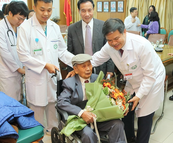 A 103-year-old man who suffered a stroke was successfully treated on the day he was discharged from the hospital. Photo: Thanh Duong