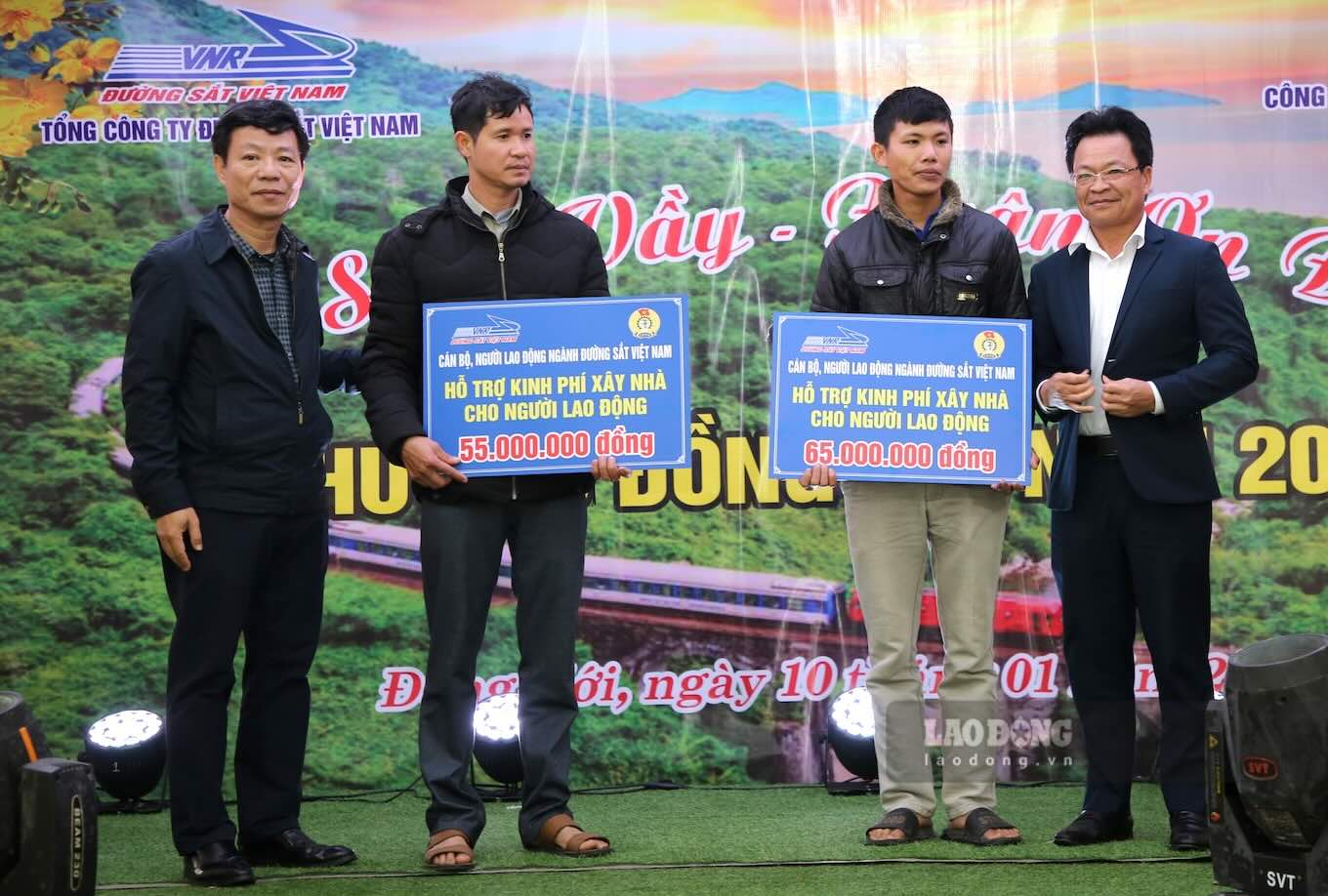 The Railway Industry supports gifts for workers and 2 families in difficult circumstances to build new houses. Photo: Cong Sang