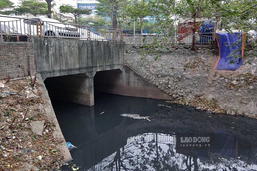 Day la vi tri lo thien dau tien cua song To Lich nam tren dia ban phuong Nghia Do (quan Cau Giay). Hien nuoc den ngom, gan nhu lang im, khong giong co dong chay.