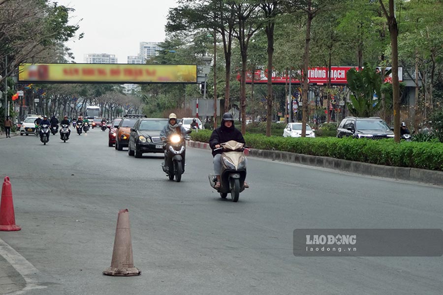 Theo phuong an truoc do So Xay dung bao cao UBND TP Ha Noi, sau khi xuyen qua de, tuyen ong di qua dao giao thong, chay doc theo via he duong Vo Chi Cong. Tu de den diem dau song To Lich dai khoang 5,3km.