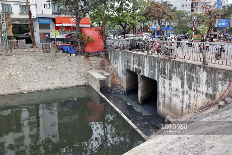 Trong hinh la vi tri dat diem cuoi cua duong ong dan nuoc tu song Hong vao song To Lich, nam tai nut giao Hoang Quoc Viet - Buoi.