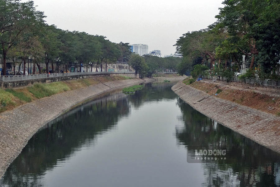 Ve phuong an bo cap nuoc tu song Hong vao song To Lich, Chu tich Ha Noi Tran Sy Thanh da thong nhat phuong an tuyen ong dan nuoc tu cong qua de di huong duong Vo Chi Cong, dua nuoc vao dau song To Lich tai vi tri cong qua duong Hoang Quoc Viet.