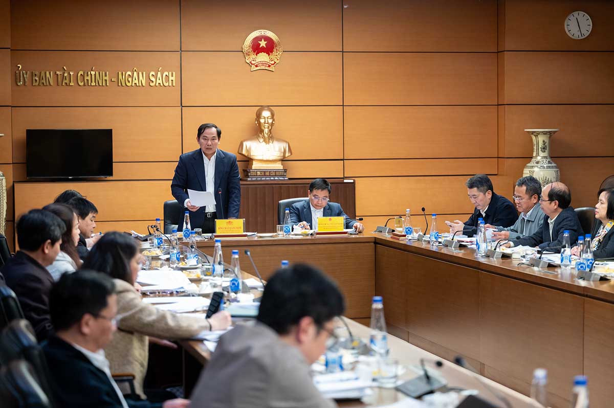 The Standing Committee of the Finance and Budget Committee met to review and revise the draft Law on Management and Investment of State Capital in Enterprises. Photo: Quochoi.vn