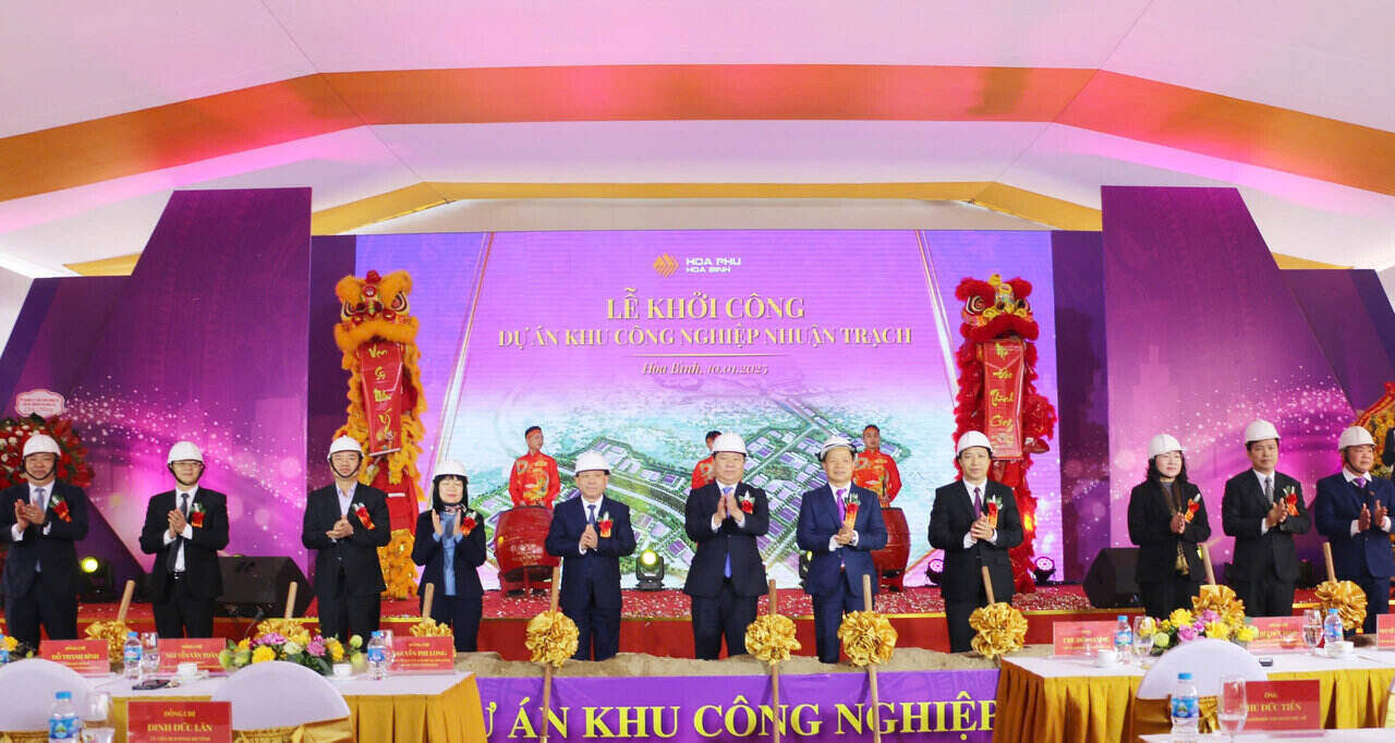 Groundbreaking ceremony for the construction of Nhuan Trach Industrial Park, Luong Son District, Hoa Binh Provincial People's Committee. Photo: Le Hue