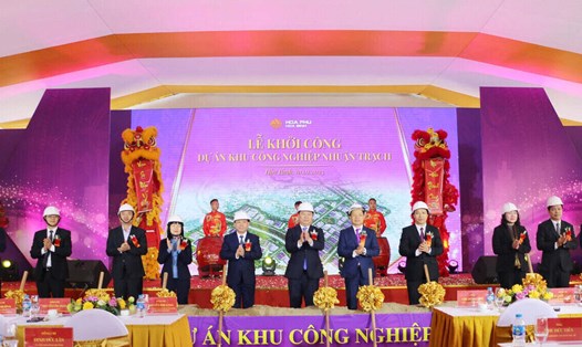 Lễ khởi công xây dựng Khu công nghiệp Nhuận Trạch, huyện Lương Sơn, UBND tỉnh Hòa Bình. Ảnh: Lê Huệ