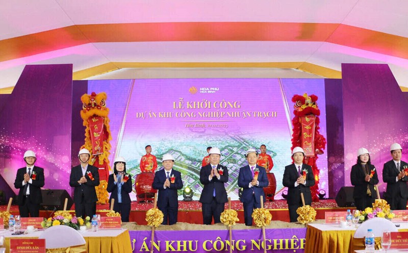 Groundbreaking ceremony for the construction of Nhuan Trach Industrial Park, Luong Son District, Hoa Binh Provincial People's Committee. Photo: Le Hue