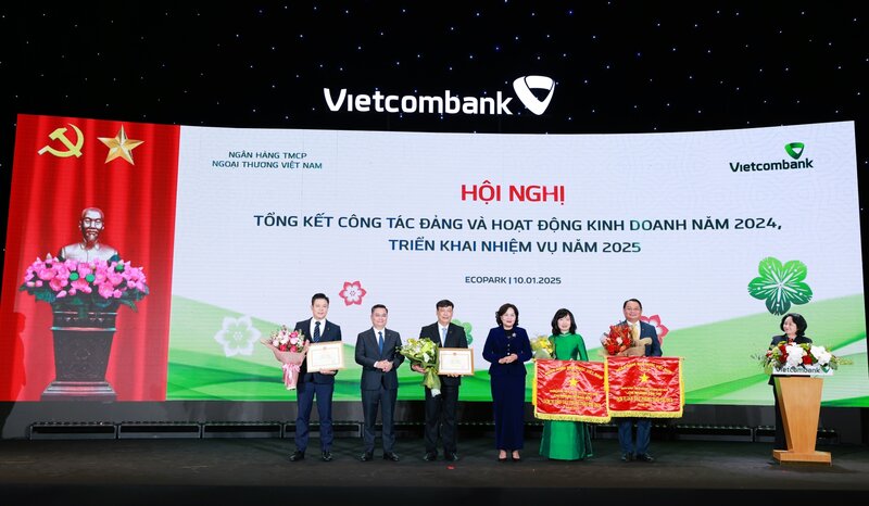 Ba Nguyen Thi Hong - UV BCH Trung uong Dang, Thong doc NHNN VN (thu 4 tu trai sang) trao co Thi dua cua NHNN va Bang khen Thong doc cho 04 don vi cua Vietcombank.