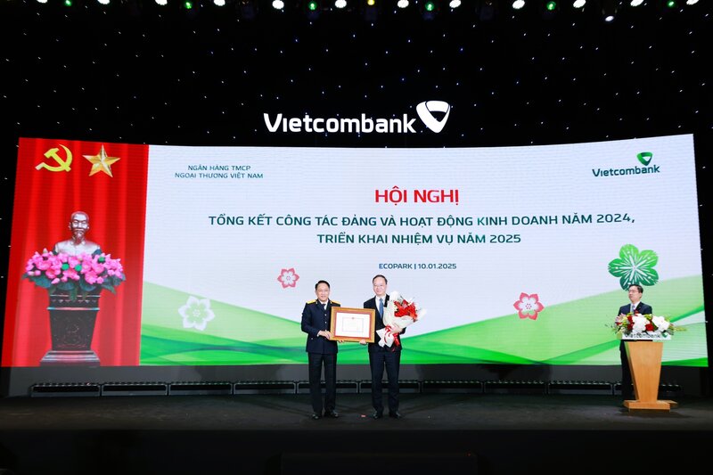 Dai dien Vietcombank, d/c Le Quang Vinh - Uy vien Ban Thuong vu Dang uy, Pho Tong Giam doc phu trach Ban Dieu hanh nhan Bang khen cua Tong Cuc Thue