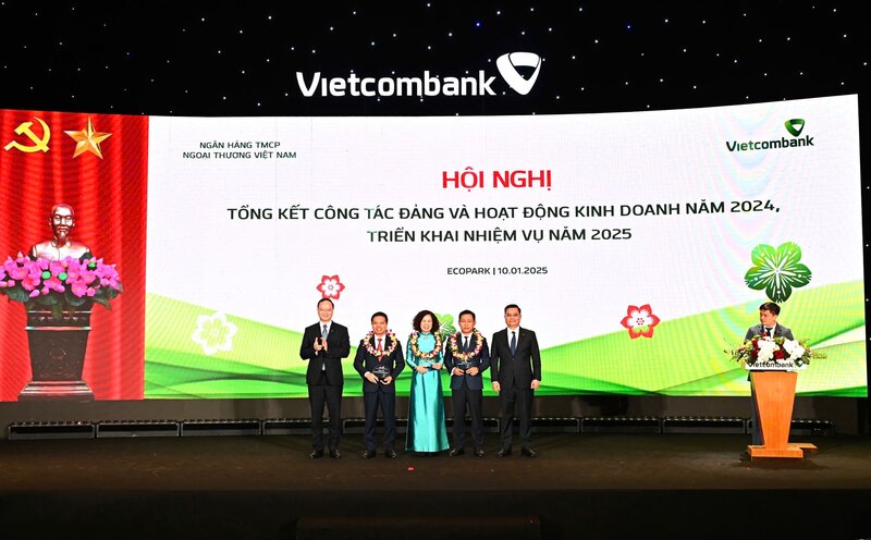Ban lanh dao Vietcombank trao bieu trung va tang hoa vinh danh cho dai dien 03 Don vi dac biet xuat sac trong nam 2024: Chi nhanh So Giao dich (thu 4 tu trai sang), Chi nhanh Thanh Cong (thu 3 tu trai sang) va Chi nhanh Nam Sai Gon (thu 2 tu trai sang)