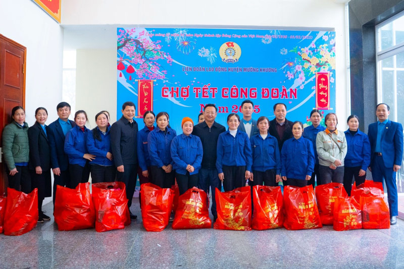 Many gifts were given to union members of Muong Khuong district. Photo: Dinh Tron