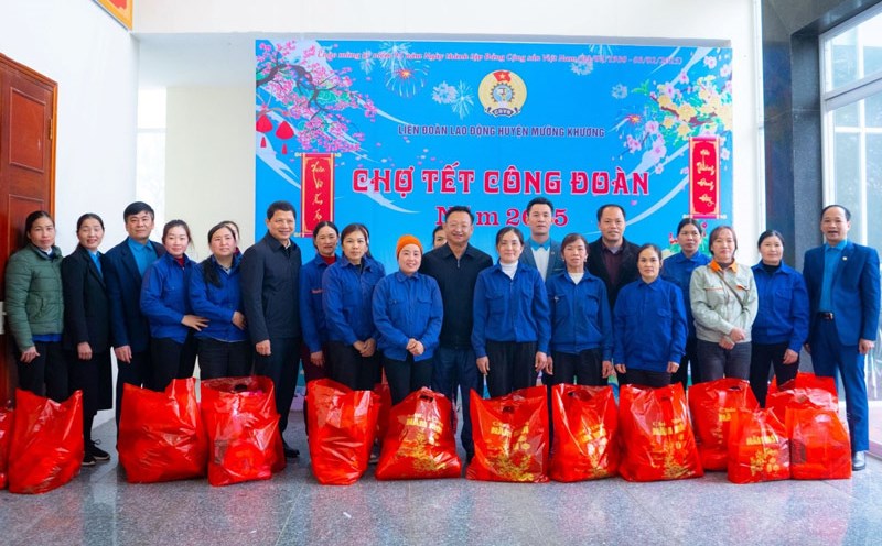 Many gifts were given to union members of Muong Khuong district. Photo: Dinh Tron