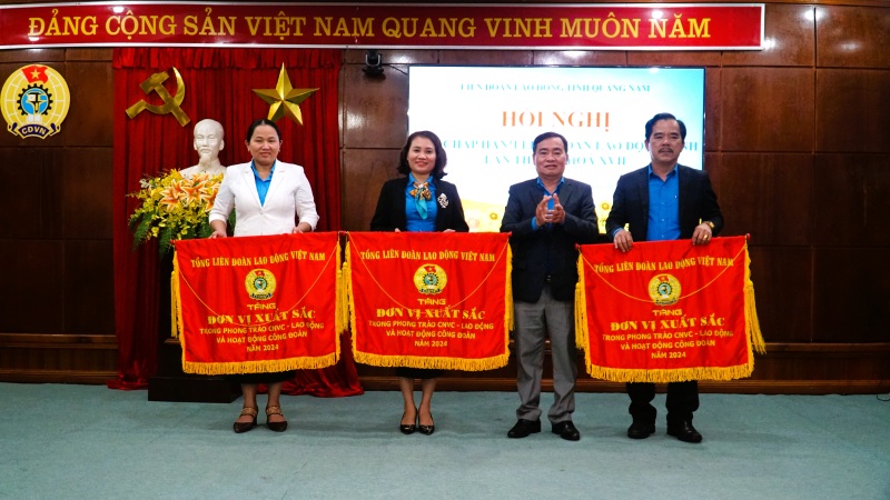 Nhieu tap the, ca nhan thuoc Cong doan Quang Nam duoc Tong LDLDVN bieu duong khen thuong nam 2024. Anh: Hoang Bin