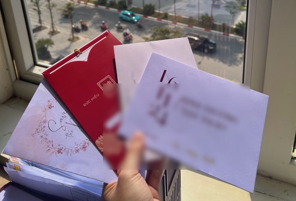 Before that, Ms. Thu sent wedding invitations to friends and colleagues, but not everyone was able to attend. Photo: Huong Nha