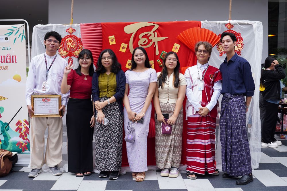 Students participate in the International Cultural Exchange Day organized by Ton Duc Thang University. Photo: Thuc Tram