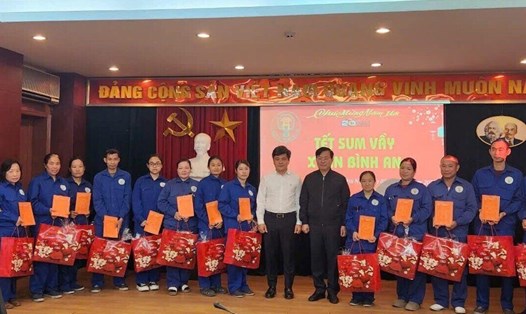 Công nhân lao động ngành Xây dựng Hà Nội vui mừng nhận quà Tết Nguyên đán Ất Tỵ năm 2025 từ lãnh đạo sở và Công đoàn ngành Xây dựng Hà Nội. Ảnh: CĐCS