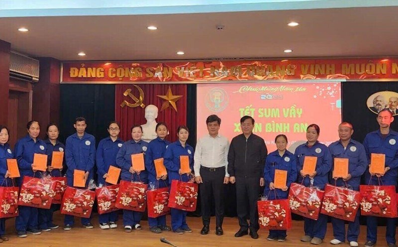 Workers in the Hanoi Construction Industry happily received gifts for the Lunar New Year 2025 from the leaders of the department and the Hanoi Construction Industry Trade Union. Photo: Trade Union
