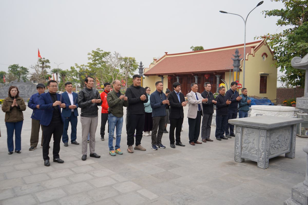 Delegates offer incense at the Mac family's ancestral temple (Kien Thuy, Hai Phong) - where the 2025 Mac Dynasty Traditional Wrestling Competition is set to take place. Photo: Mai Dung
