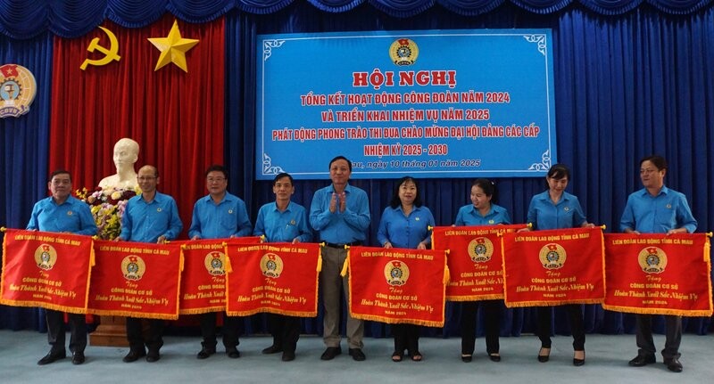 Many units received emulation flags from the Ca Mau Provincial Federation of Labor on the occasion of the 2024 year-end summary. Photo: Nhat Ho