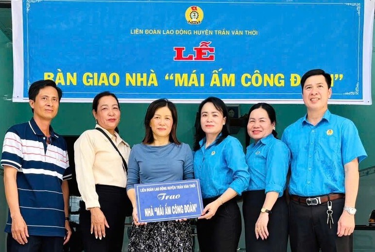 LDLD huyen Tran Van Thoi, Ca Mau ban giao mai am cong doan cho doan vien gap kho khan ve nha o. Anh: Thien Vu