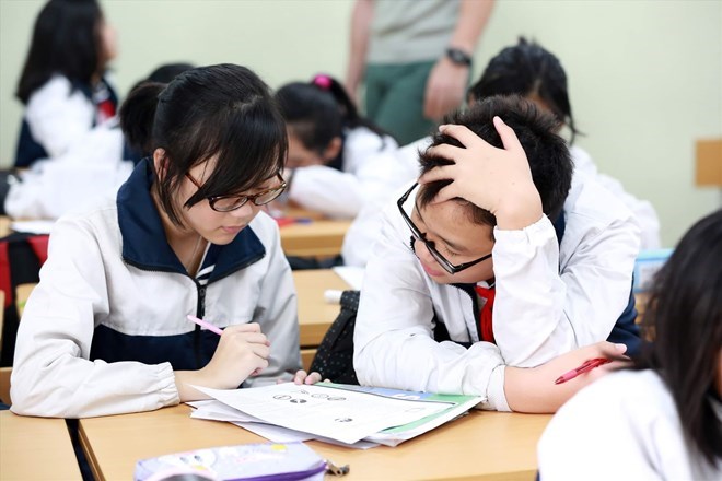 Public school principals are not allowed to operate or manage extracurricular tutoring facilities but can participate in extracurricular tutoring. Illustration photo: Hai Nguyen