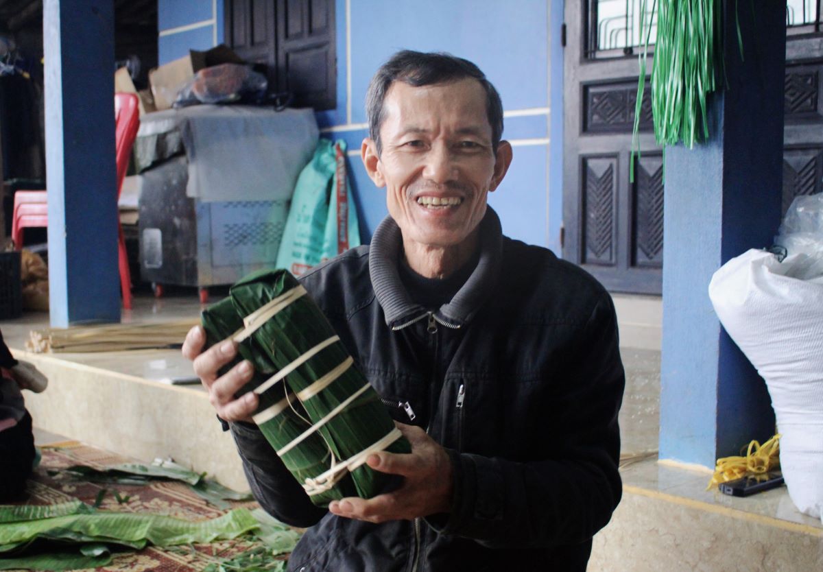 Moon cake wrapped in banana leaves. Photo: Thanh Huyen