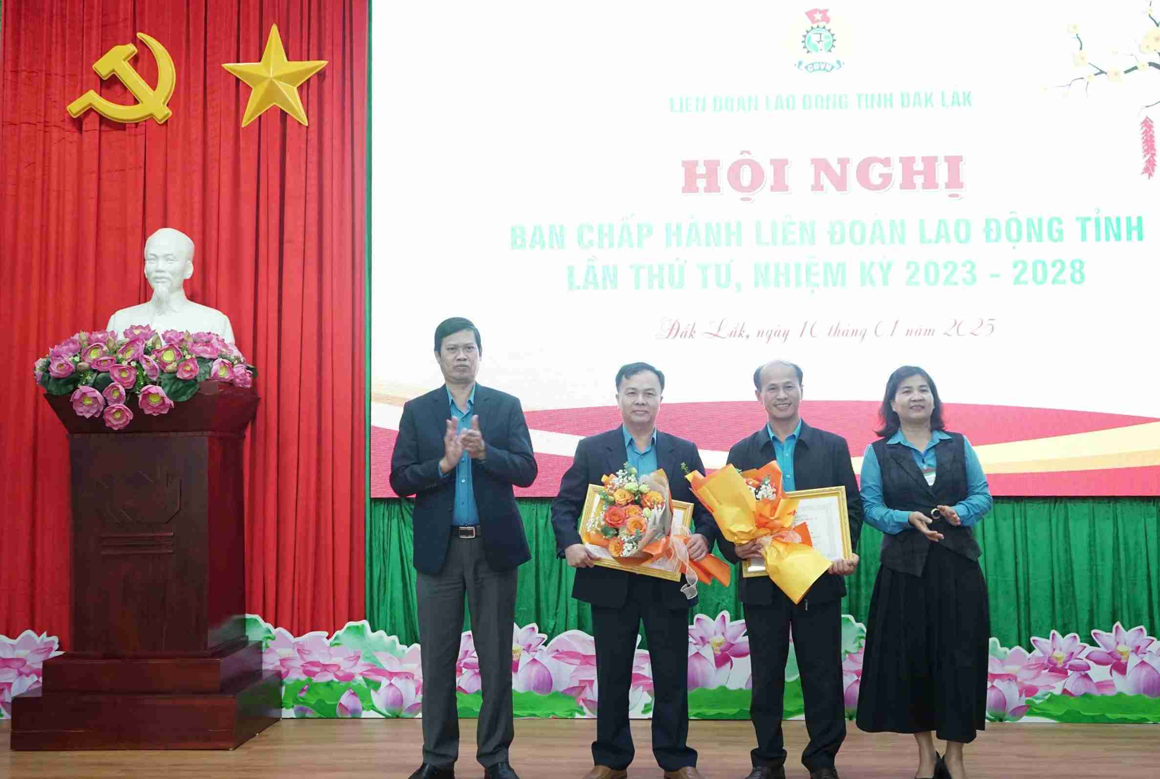 Lanh dao LDLD tinh Dak Lak khen thuong cac tap the co thanh tich xuat sac trong hoat dong cong doan nam 2024. Anh: Bao Trung 