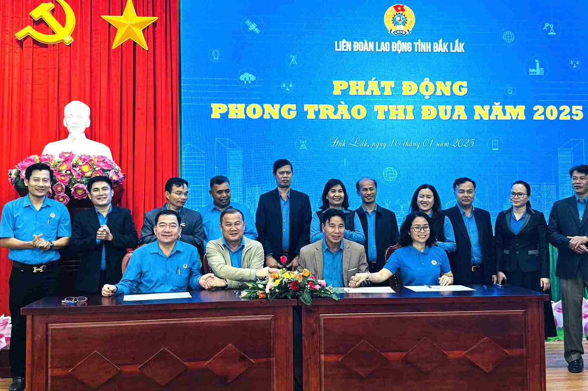 Units signed the emulation covenant in 2025. Photo: Bao Trung