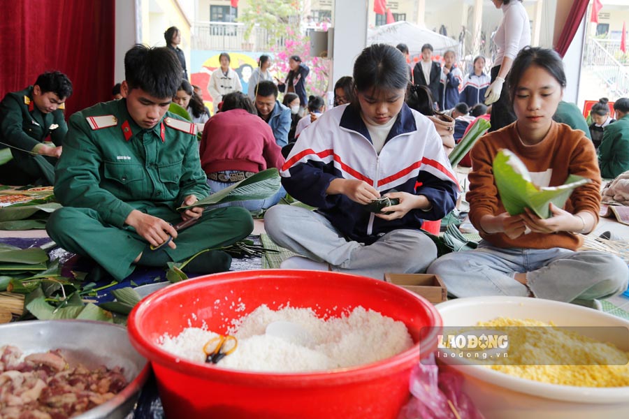 Cung tham gia cac hoat dong vui Tet con co can bo, chien si Kho K79, Cuc Hau can - Ky thuat Quan khu 2 dung chan tren dia ban tinh Dien Bien.