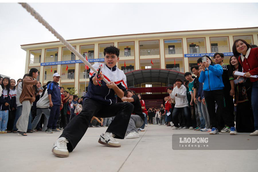 Em Bac Thi Thu (dan toc Thai, hoc sinh lop 12, Truong Pho thong dan toc noi tru tinh Dien Bien) - cho biet: “Em rat vui va tu hao khi duoc hoc tap tai ngoi truong co nhieu dan toc anh em. Cac tro choi dan gian tai truong luon mang den nhung trai nghiem thu vi va giup chung em hieu hon ve ban sac van hoa cua tung dan toc”.