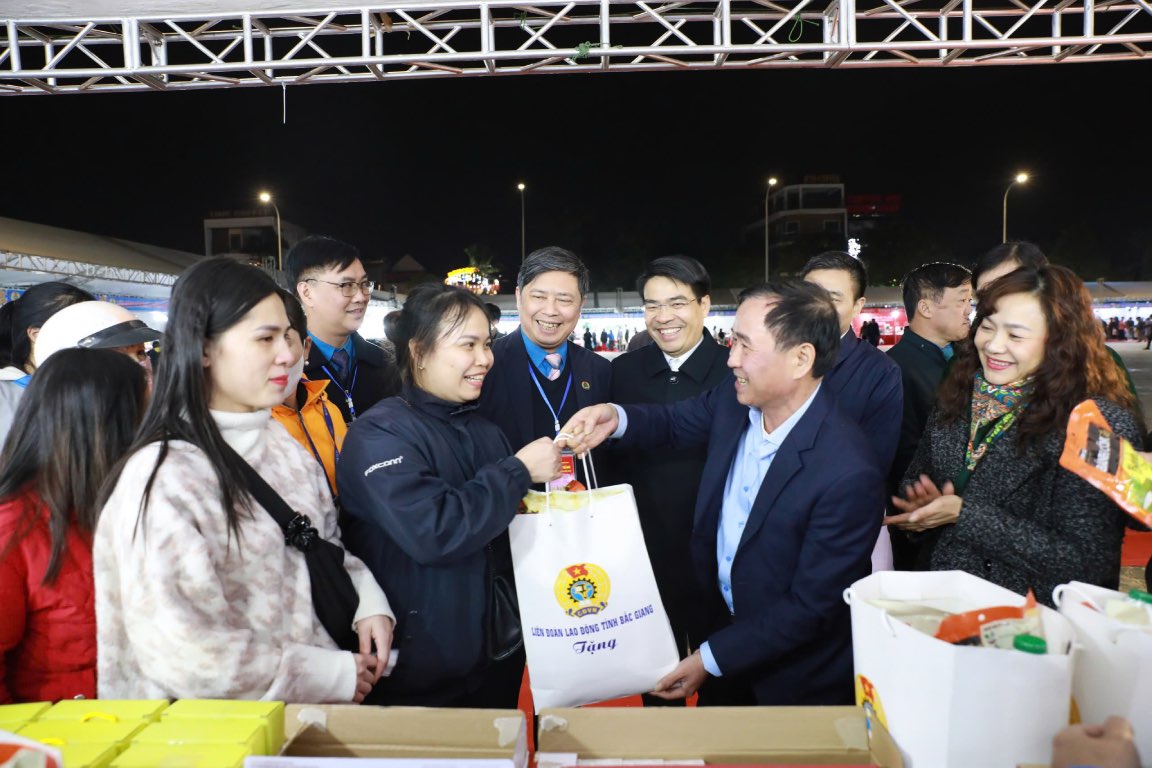 Mr. Nguyen Van Bac - Member of the Executive Committee, Head of the Finance Department of the Vietnam General Confederation of Labor - presented gifts to workers at the 0 VND booth. Photo: Quyet Chien