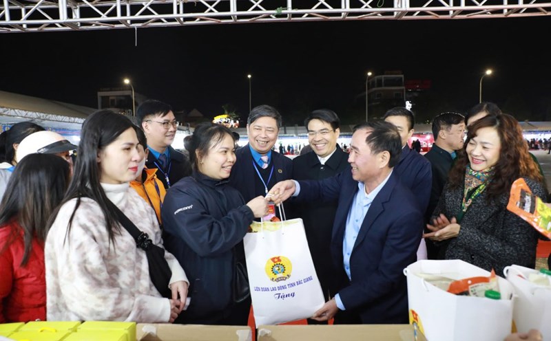 Mr. Nguyen Van Bac - Member of the Executive Committee, Head of the Finance Department of the Vietnam General Confederation of Labor - presented gifts to workers at the 0 VND booth. Photo: Quyet Chien