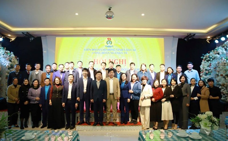 Leaders of Lao Cai Provincial Labor Federation, Department of Health, and Health Trade Union took a souvenir photo. Photo: Hong Tam