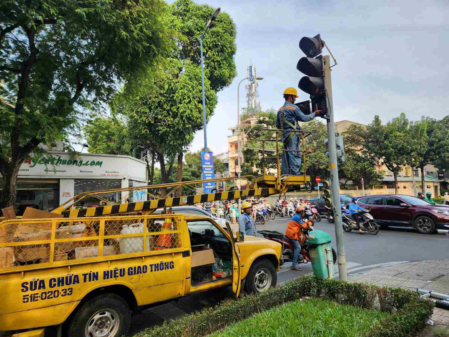 Don vi thi cong den cho xe re phai tai giao lo  Vo Thi Sau - Ba Huyen Thanh Quan.  Anh: Minh Quan